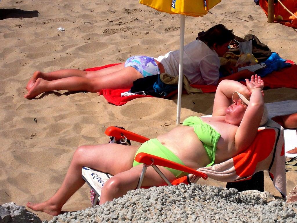 Praia do CDS 的形象. red woman sun praia beach portugal girl sunbath gustavo costadacaparica gustty veríssimo gustavoveríssimo wwwflickrcomphotosgustty