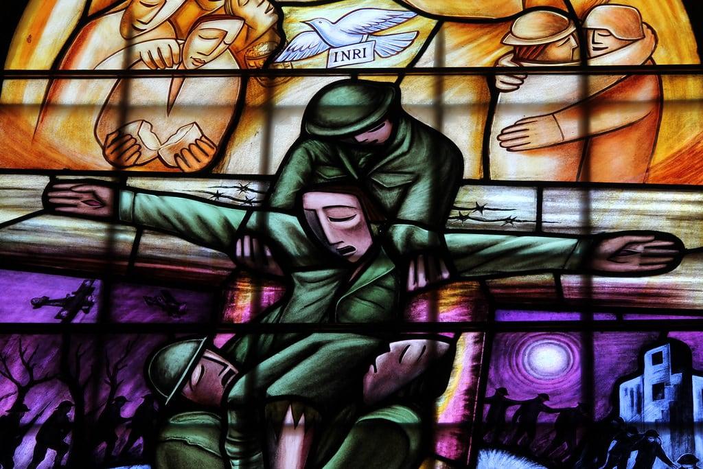 Bild av War Memorial. detail minster stainedglasswindow worldwar nottinghamshire southwell mynheer