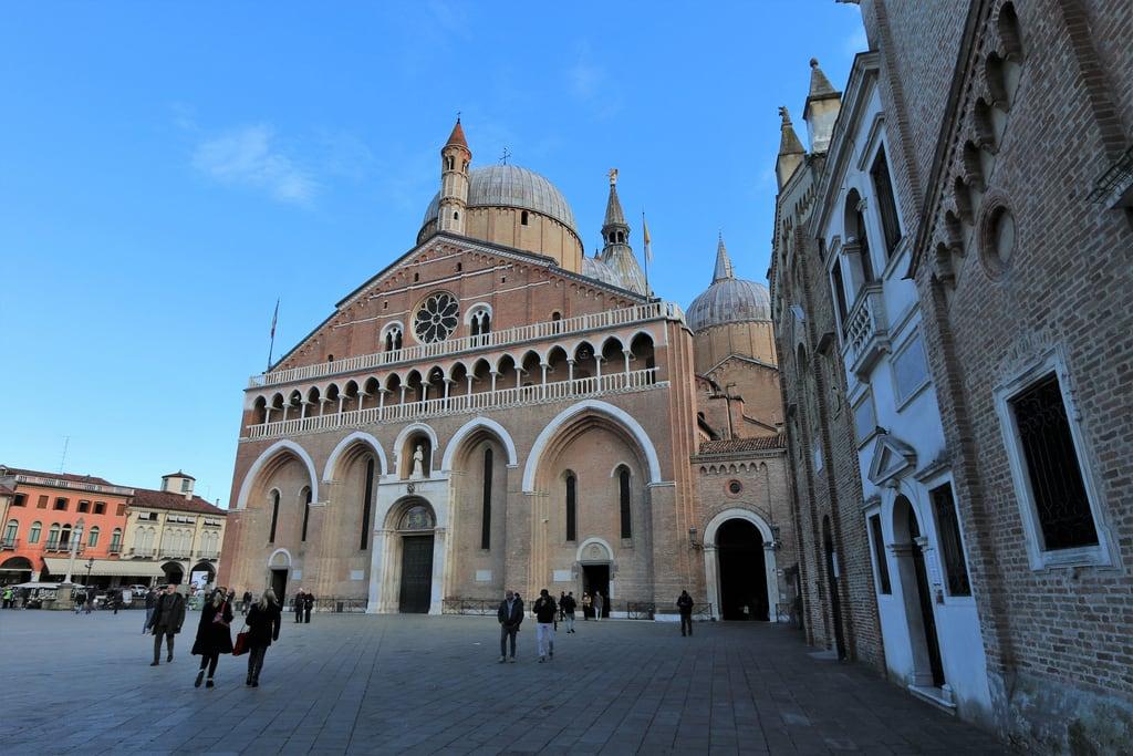 Gambar dari Basilica di Sant'Antonio. 