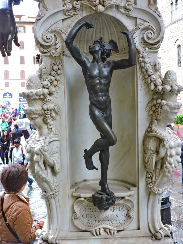 תמונה של Loggia dei Lanzi. florence firenze φλωρεντία sculpture statue フィレンツェ イタリア