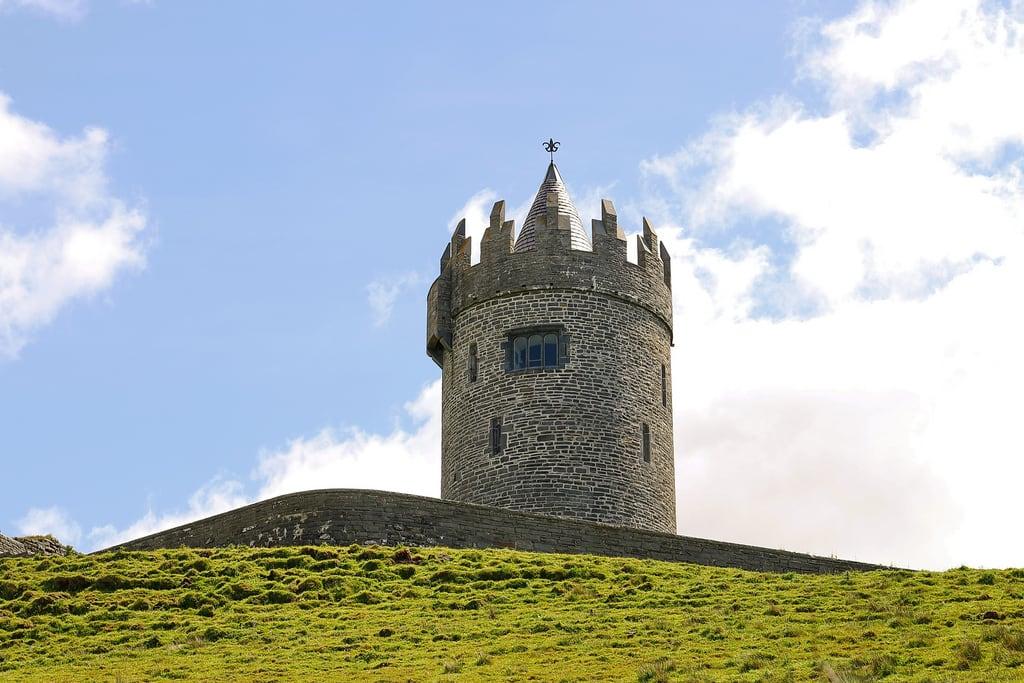 Obrázek Doonagore Castle. architecture building castle vacation doonagorecastle doolin coclare ireland irl