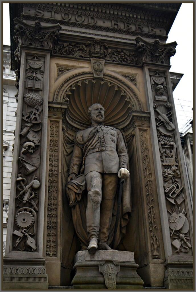Attēls no War Memorial. thetemplebarmemorial history london edwardvii princeofwales fleetstreet statue
