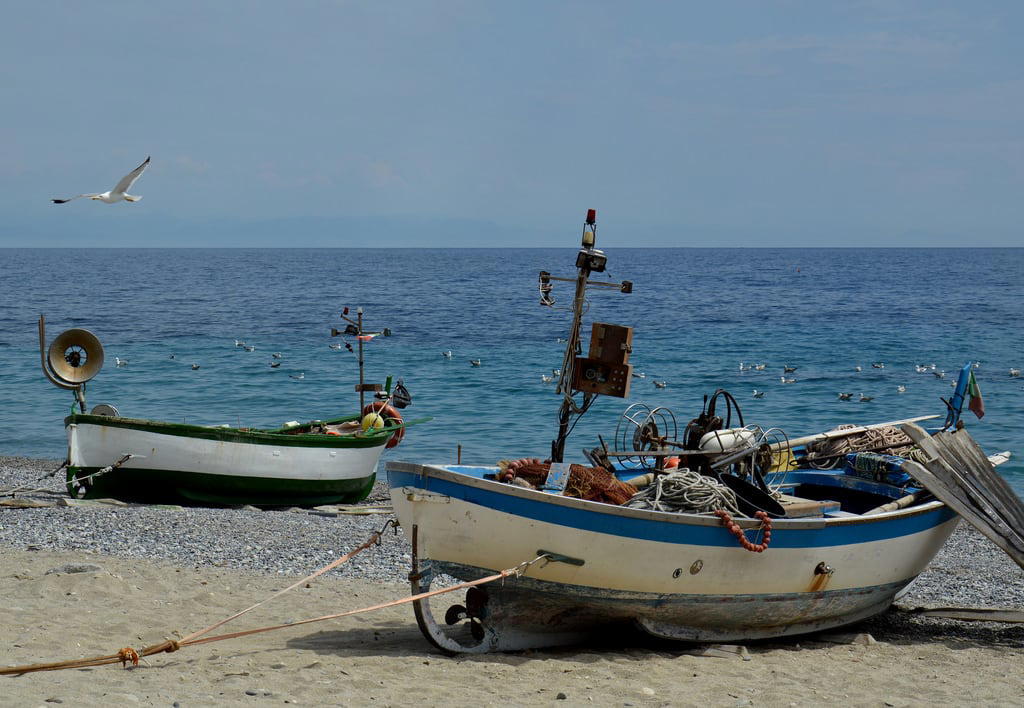 858 Méter hosszú strand képe. sea italy beach boats sand italia mare blu seagull liguria barche spiaggia gabbiano noli sabbia savona pescatori pescherecci