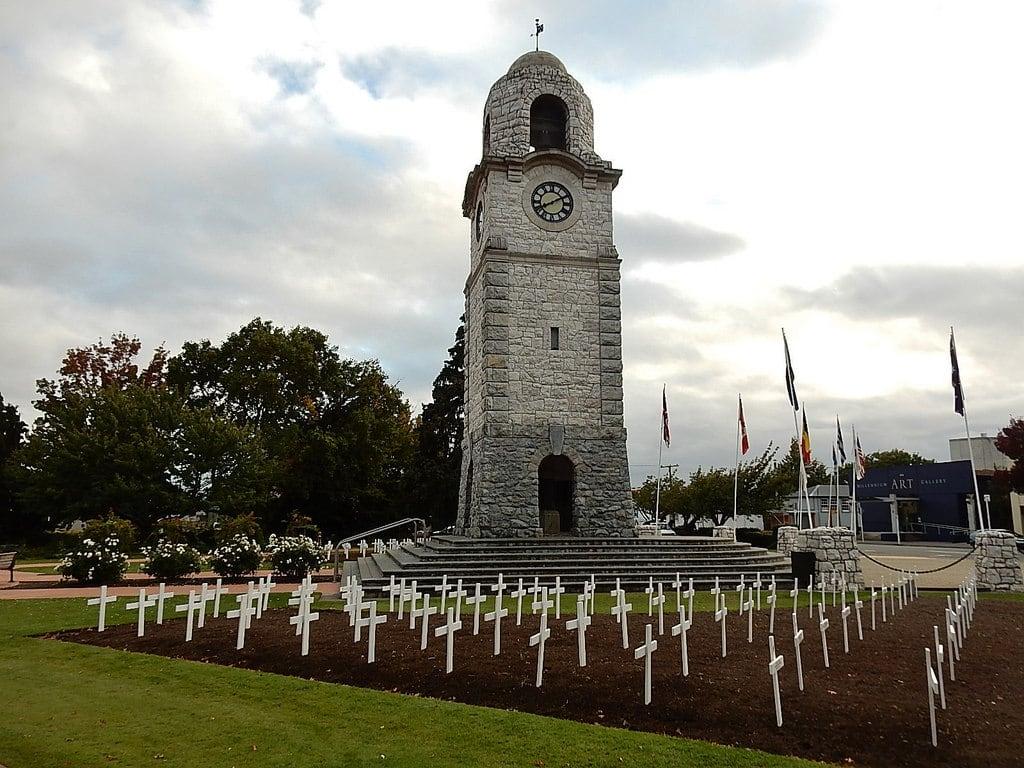 The clock tower की छवि. park tower clock dead memorial war crosses soldiers blenheim miltitary