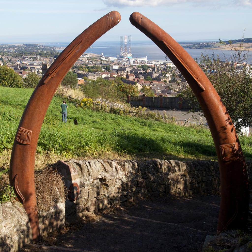 War Memorial की छवि. sculpture art heritage history industry canon square scotland rust iron arch dundee path rusty crop cropped law archway whaling tayside 6d ironage dundeelaw whalebones kevinblackwell canon6d tomparnell itmpa archhist