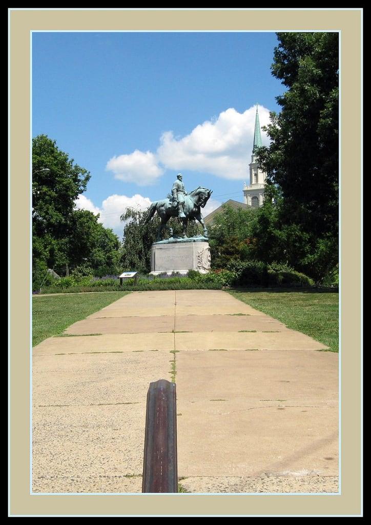 Billede af Robert E. Lee Monument. monument virginia charlottesville picnik robertelee leepark 080808