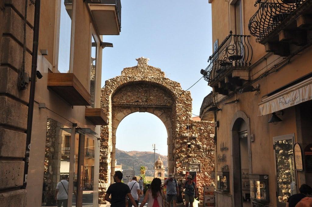 Porta Messina の画像. taormina sicilia italien ita
