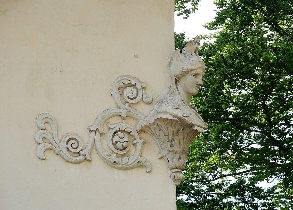Attēls no Schloss Glienicke. berlin corner head stonework unhappy wannsee scrolls schlossglienicke