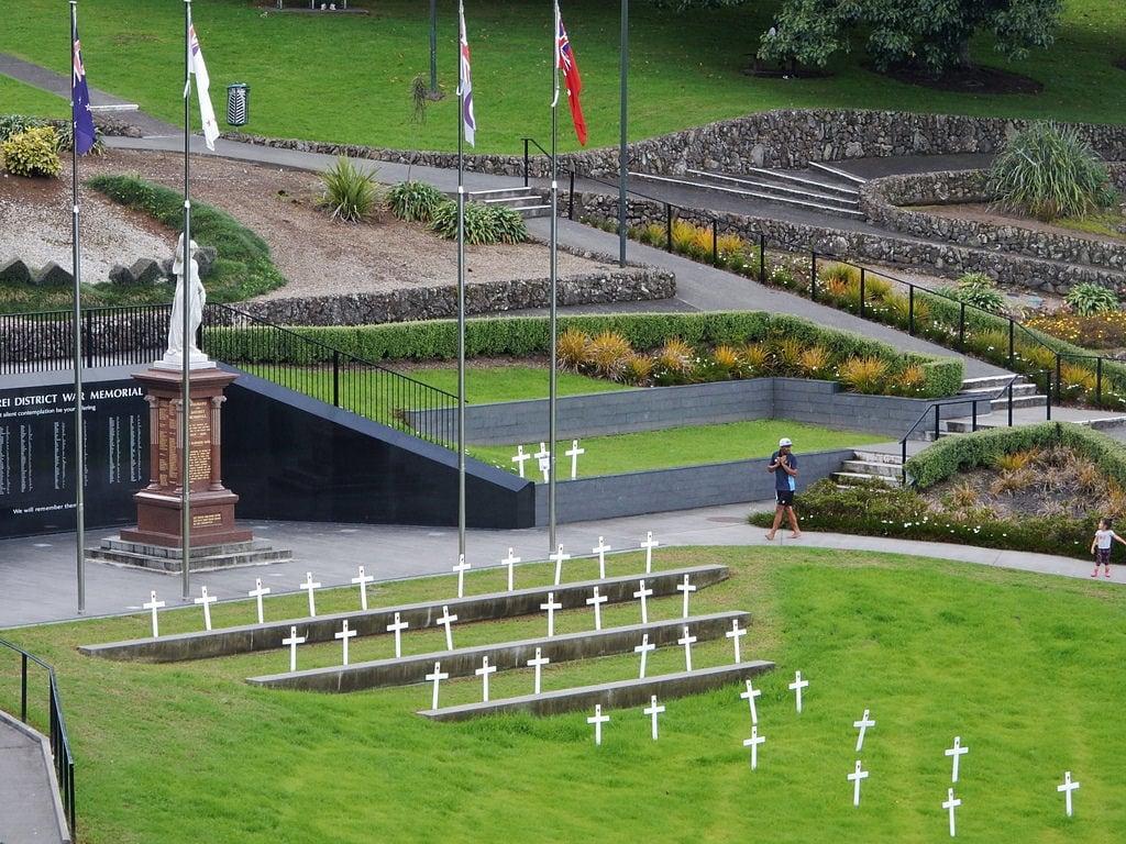 Imagine de Whangarei War Memorial. whangarei park crosses warmemorial gardens statue flags