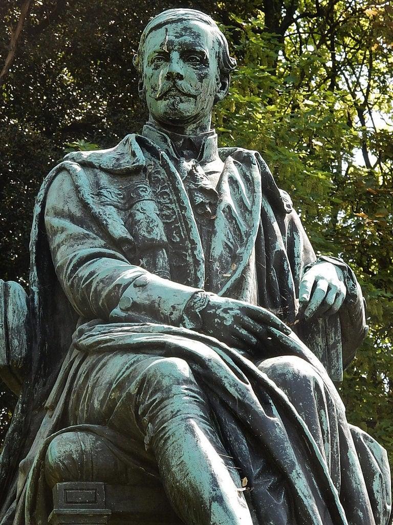 Gambar dari Lord Ardilaun. dublin statue moustache ststephensgreen pompous benefactor lordardilaun