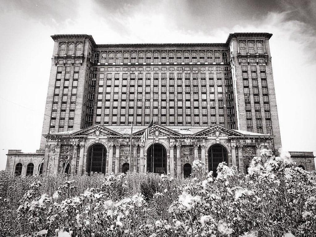 Afbeelding van Michigan Central Station Building. square squareformat iphoneography instagramapp uploaded:by=instagram