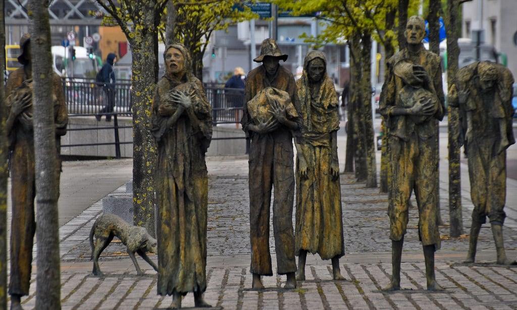 Obrázek Dublin City 1849. ireland therepublicofireland roncogswell thefaminememorialdublinireland faminememorialdublinireland faminememorialalongtheriverliffeydublinireland dublinireland dublin