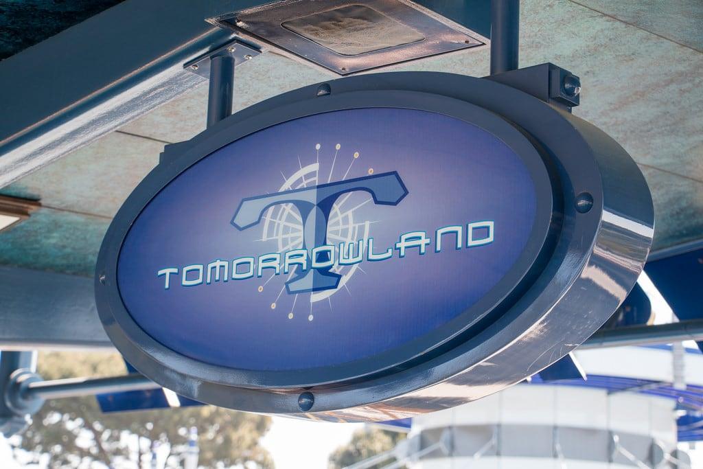 Afbeelding van Tomorrowland Monorail Station. california travel disneyland anaheim tomorrowland