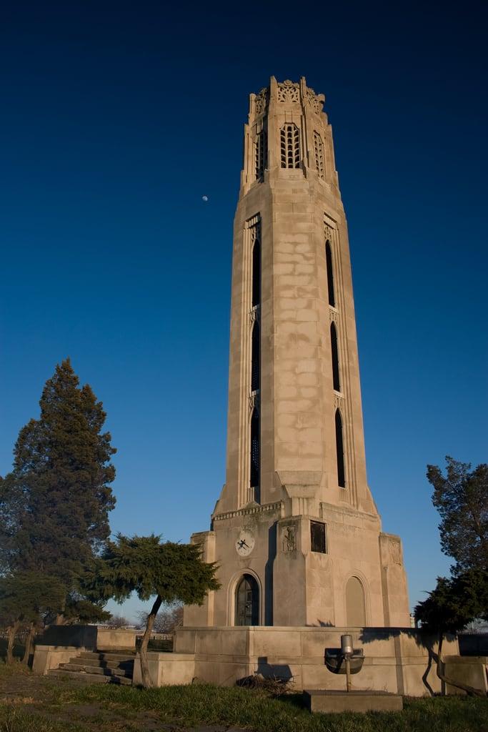 Nancy Brown Peace Carillon 的形象. tower monument evening detroit belleisle