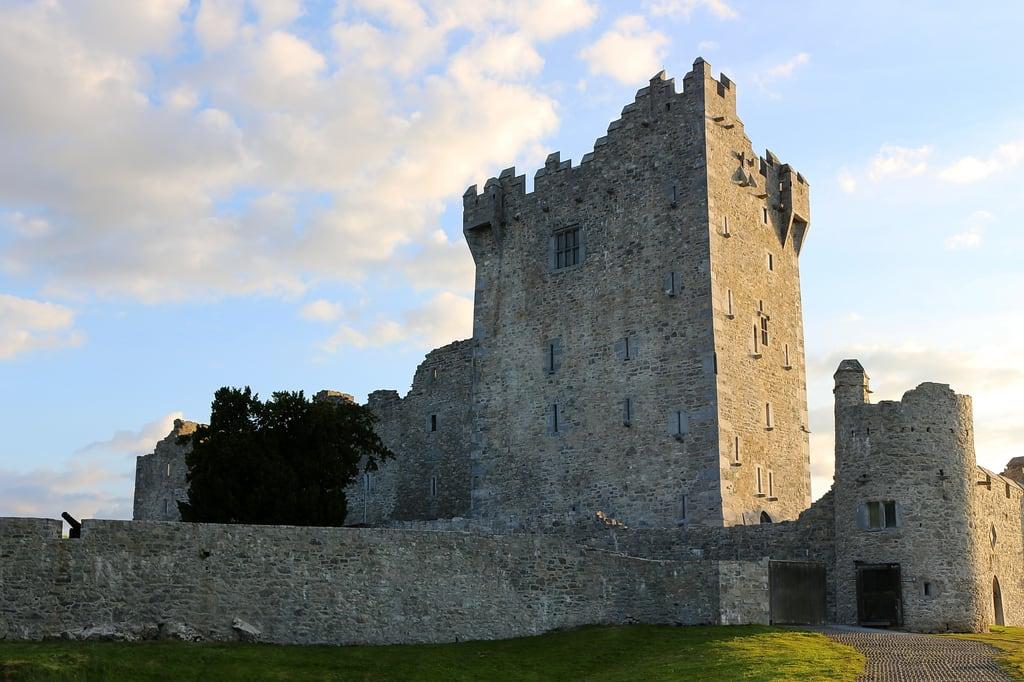 Ross Castle 의 이미지. architecture building castle derelict vacation rosscastle killarneynationalpark ringofkerry cokerry ireland irl