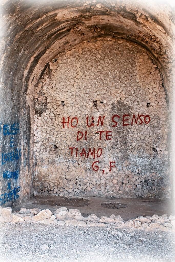 Tempio di Giove Anxur 的形象. spray muri tempio terracina scritte imbrattato sfregi