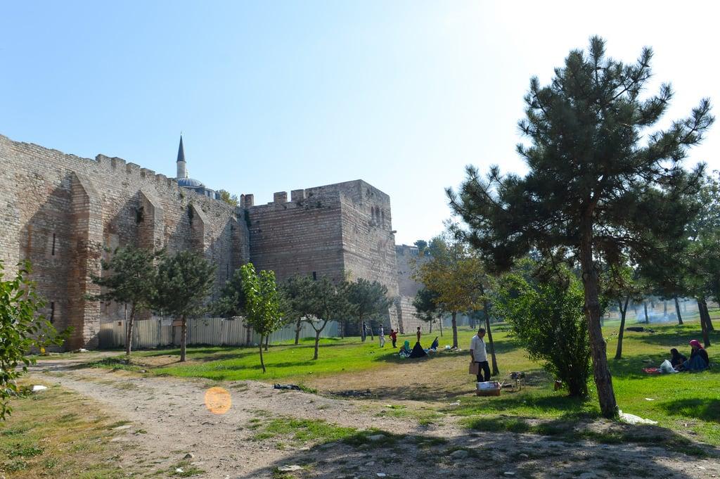 City wall görüntü. istanbul turkey city theodosian ancient walls park people