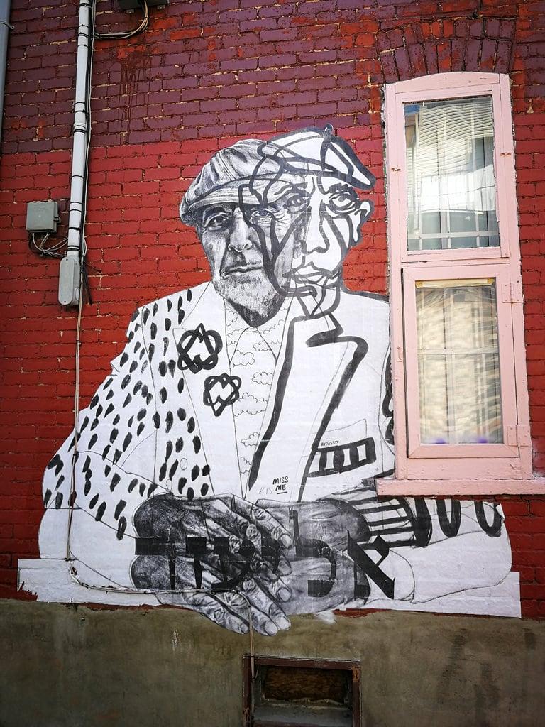 Afbeelding van Leonard Cohen. streetart artpublic art missme canada leonardcohen music musique montréal montreal ruelle