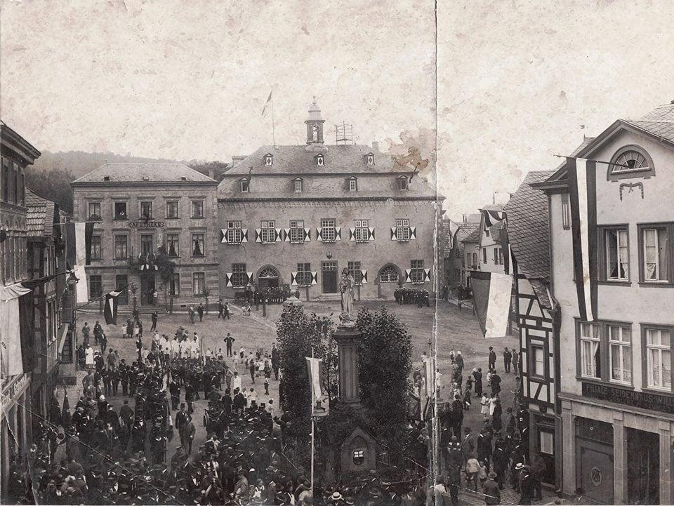 Gambar dari Mariensäule. linz marktplatz vereine feuerwehr mariensäule rathaus