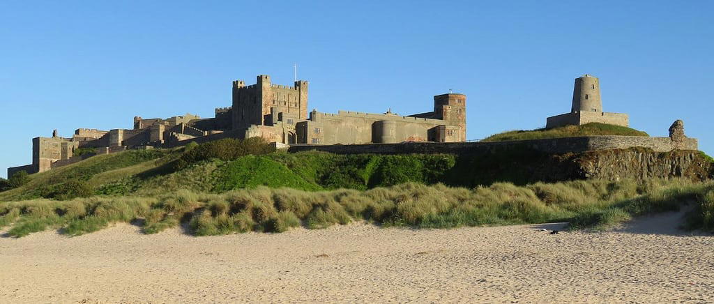 Imagem de Praia com 3074 metros de comprimento. bamburgh england