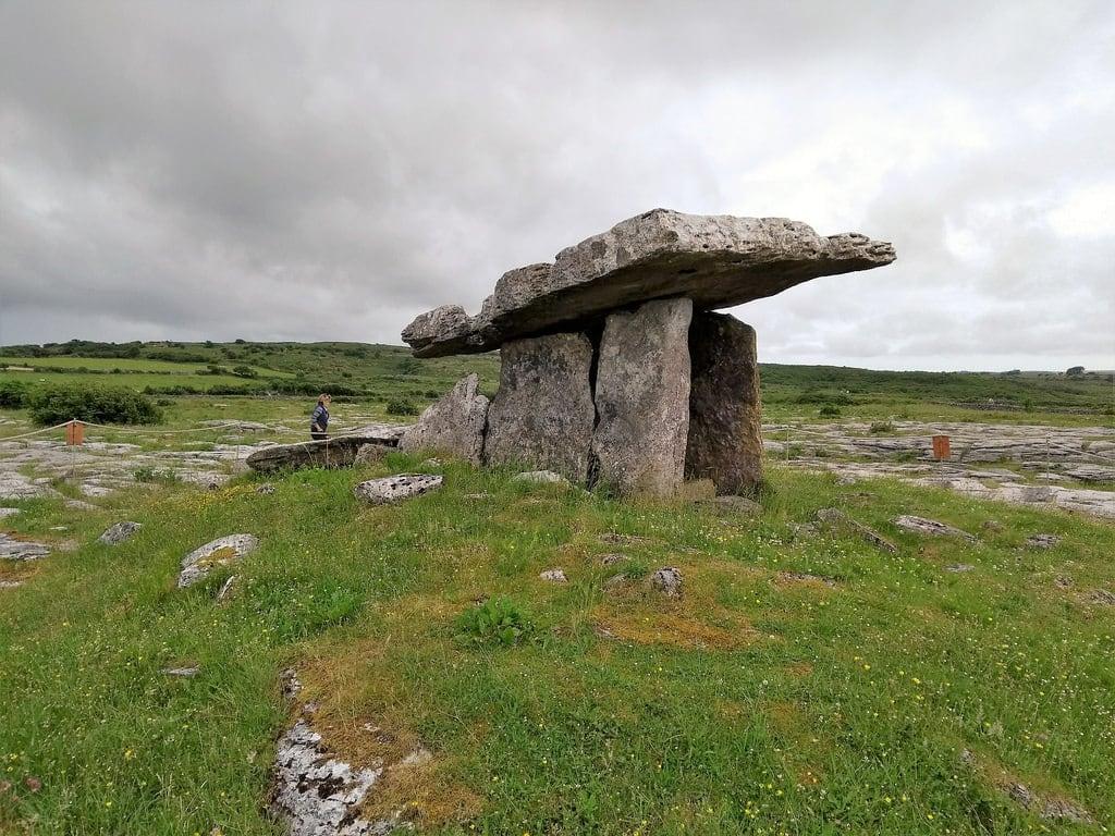Attēls no Poulnabrone Dolmen. irlande eire clare munster burren poulnabrone dolmen