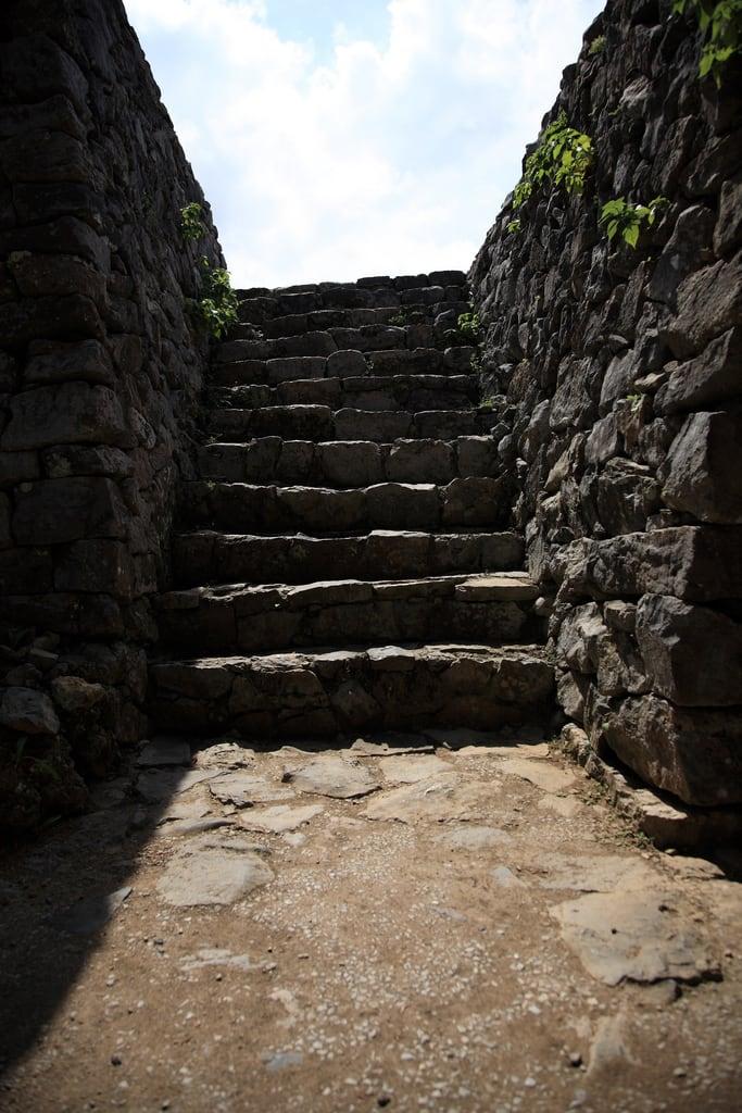 תמונה של Nakijin Castle. castle heritage japan stone stairs geotagged blog 日本 okinawa nakijin worldheritage 階段 世界遺産 石段 沖縄県 mrhayata 今帰仁村 今帰仁城跡 geo:lon=127929343 geo:lat=26691292