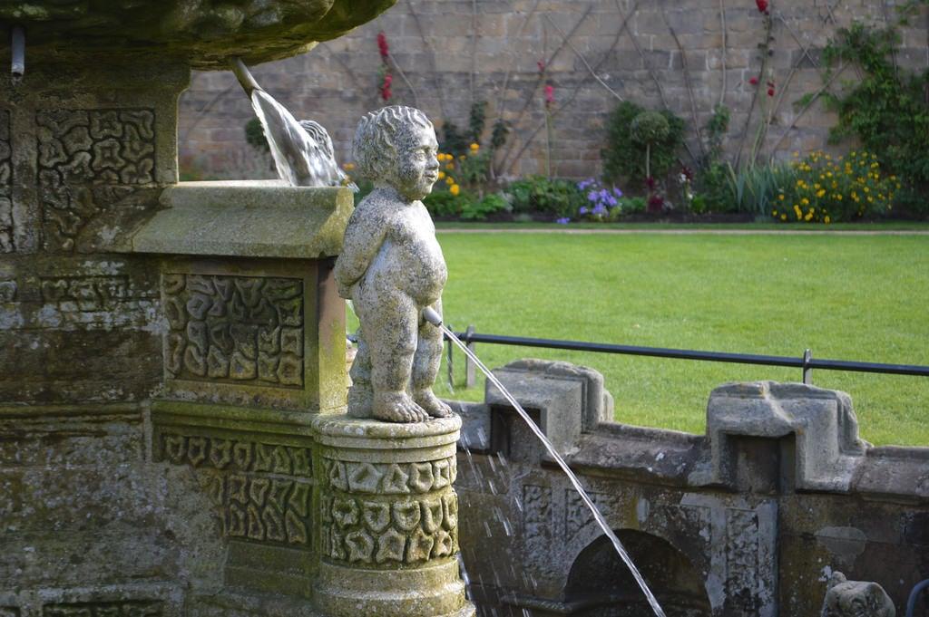 Imagine de Bolsover Castle. derbyshire bolsovercastle fountain wee pee statue