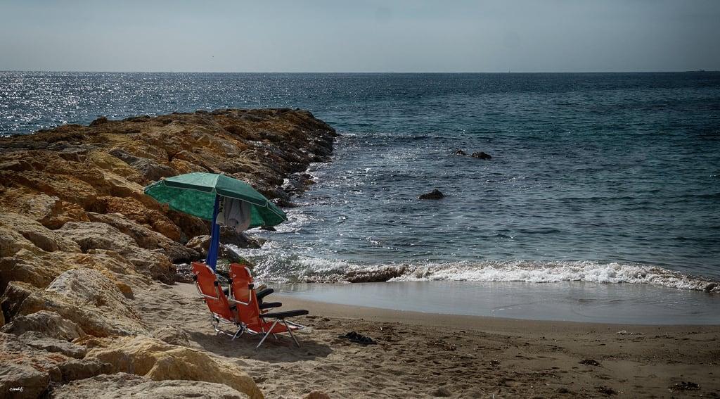 Изображение Platja de l'Alguer. playa rocas agua mar cielo naturaleza parasol hamaca arena airelibre olas sonya77