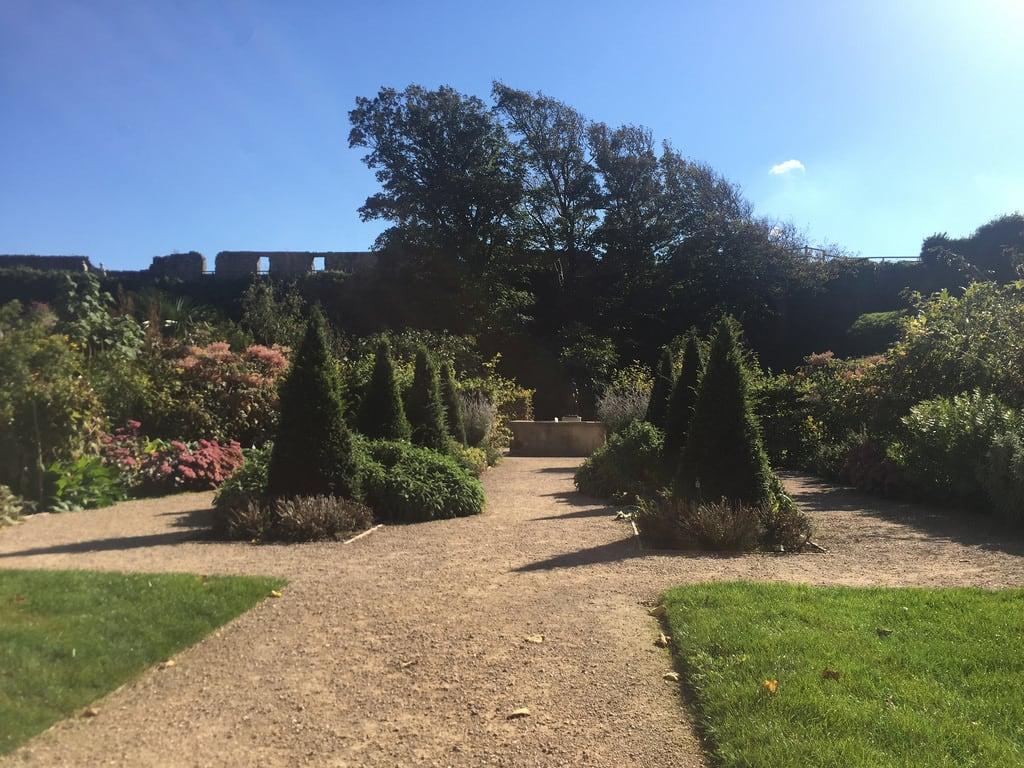 Afbeelding van Carisbrooke Castle. isleofwight carisbrookecastle princessbeatrice garden