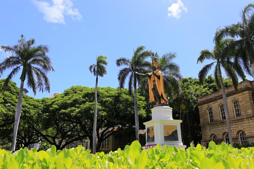 Attēls no King Kamehameha the Great Statue. palmtrees hawaii kamehameha kingkamehameha statue hawaiianroyalty royalty conqueror legendary badass dragonball tropical hawaiianking warrior