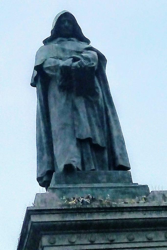 Immagine di Giordano Bruno. rome roma italy italia campodefiori statue sculpture monument memorial giordanobruno cloak hood