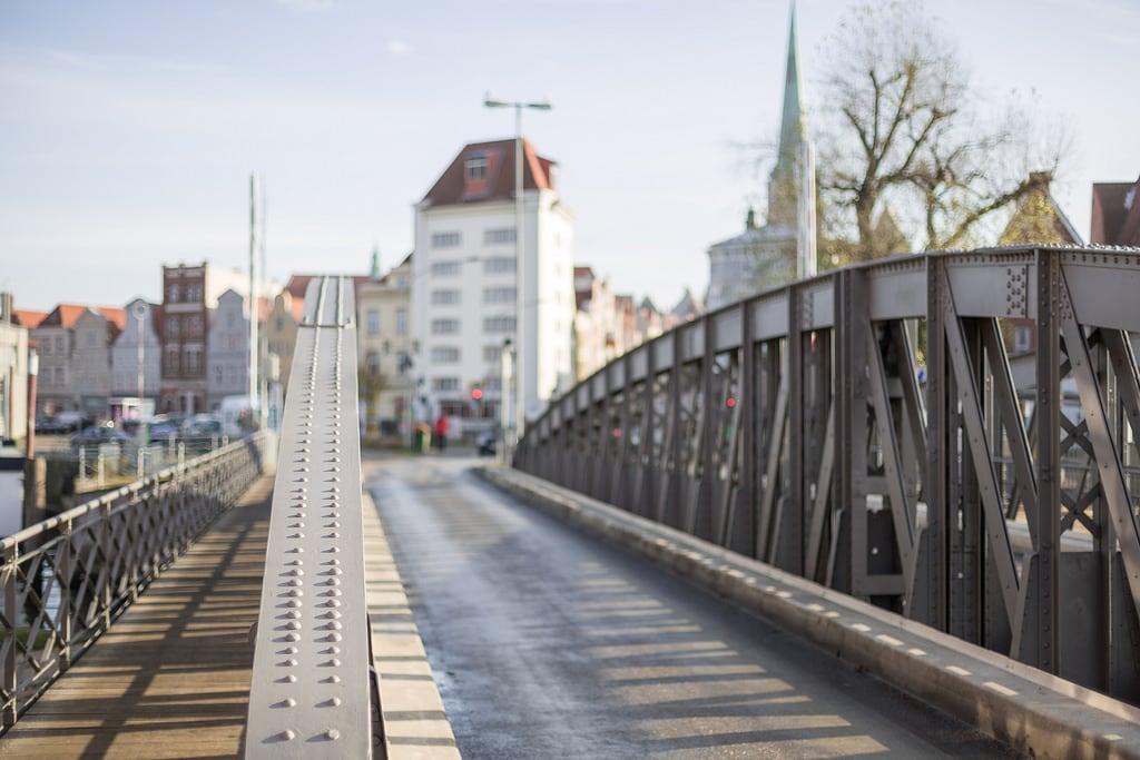 Drehbrücke görüntü. 50mm altstadt bokeh brücke drehbrücke geländer lübeck outdoor stadtlandschaft trave urban