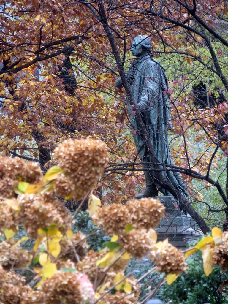 Marquis de Lafayette 의 이미지. unionsquare sculpture statue manhattan newyorkcity nyc fall autumn leaves trees foliage marquisdelafayette