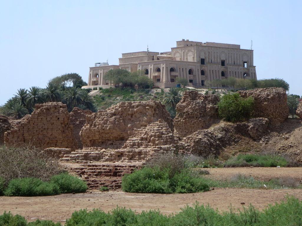 Bild av Babylon. palace saddamhussein overlooking babylon iraq