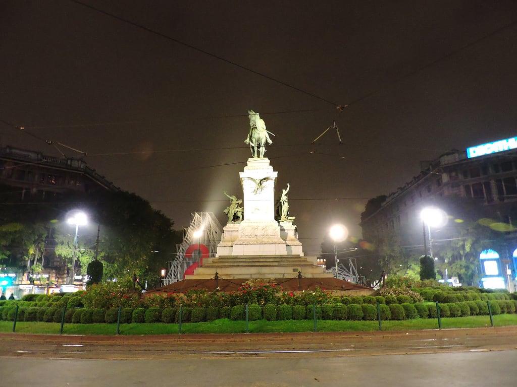 Giuseppe Garibaldi 的形象. ミラノ milan milano μιλάνο night