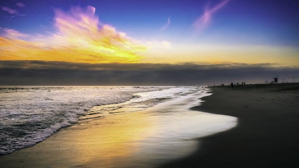 Bild von Strand mit einer Länge von 3734 m. beach wave sunset relax newport california coast sun waves sea reflection colors life gaurd shadow gloaming twilight shinning clouds sky blue orange