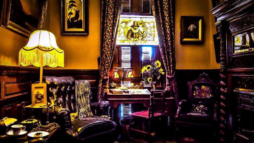 Hình ảnh của Robert Dunsmuir. caslte victorian national historic castle british columbia bc canada lighting light yellow smoking room shadow stained glass still life baroque renaissance architecture design