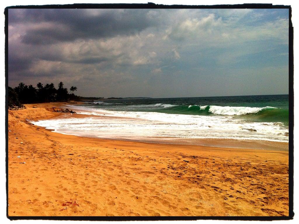 Шри ланка температура в апреле. Пляж Маунт Лавиния. Кудавелла пляж Шри-Ланка. Тангалле пляж март. Дехивала пляж.