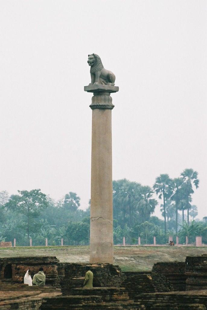 Ashoka Pillar की छवि. travel india geotagged buddhism vaishali bihar インド 仏教 佛教 wikimediacommons geo:lat=26013985067265594 geo:lon=8510894894599915