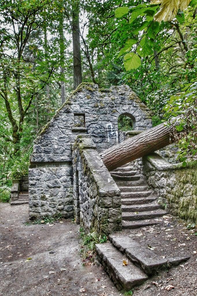 Bilde av Witches Castle. witchscastle portland oregon maceary macleaypark derelict