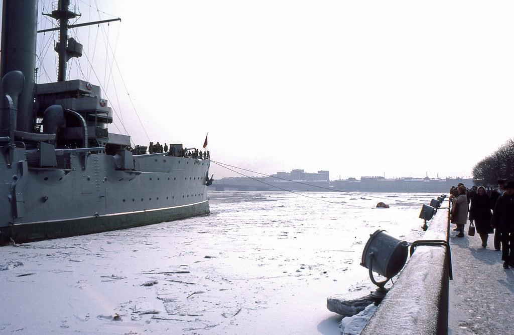 Billede af Aurora cruiser. russia cccp ussr leningrad stpetersburg kodachrome transparency 1984 march sovietunion winter boat ice cruiser aurora