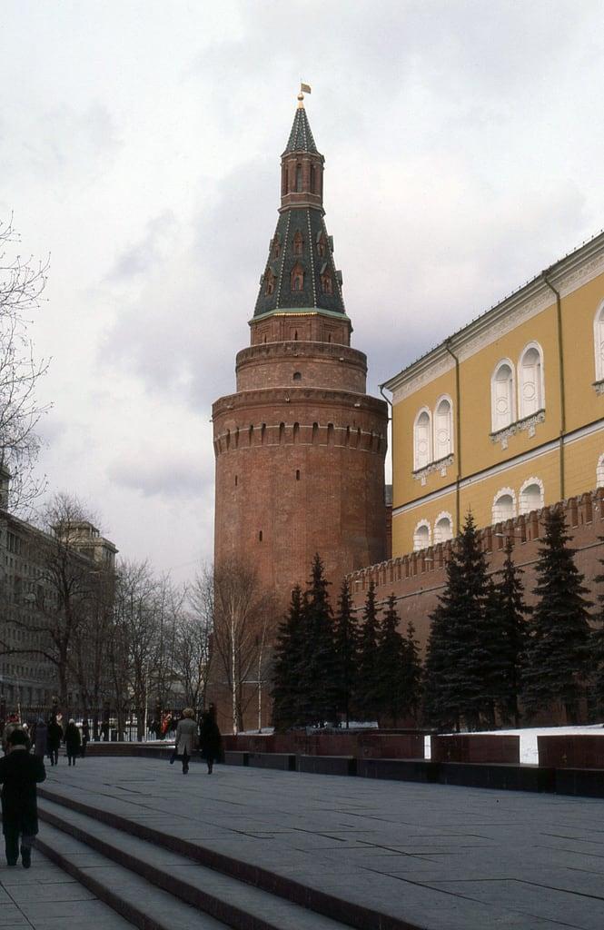 Gambar dari Corner Arsenal Tower. kodachrome transparency russia 1984 moscow cccp ussr moskva march sovietunion mockba winter tower kremlin