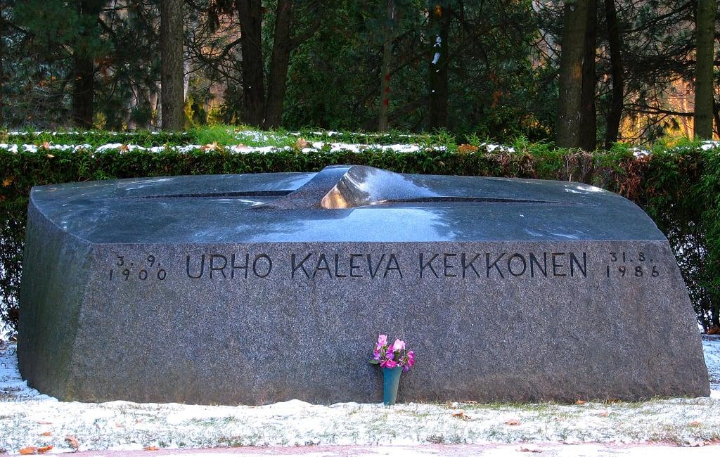 Urho Kaleva Kekkonen の画像. cemetery grave graveyard stone helsinki kaleva hietaniemi urho kekkonen ukk