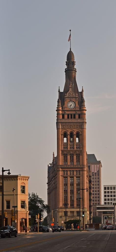 Изображение на Milwaukee City Hall. milwaukee city hall wisconsin wi architecture building tower street urban cityscape buildings architectural
