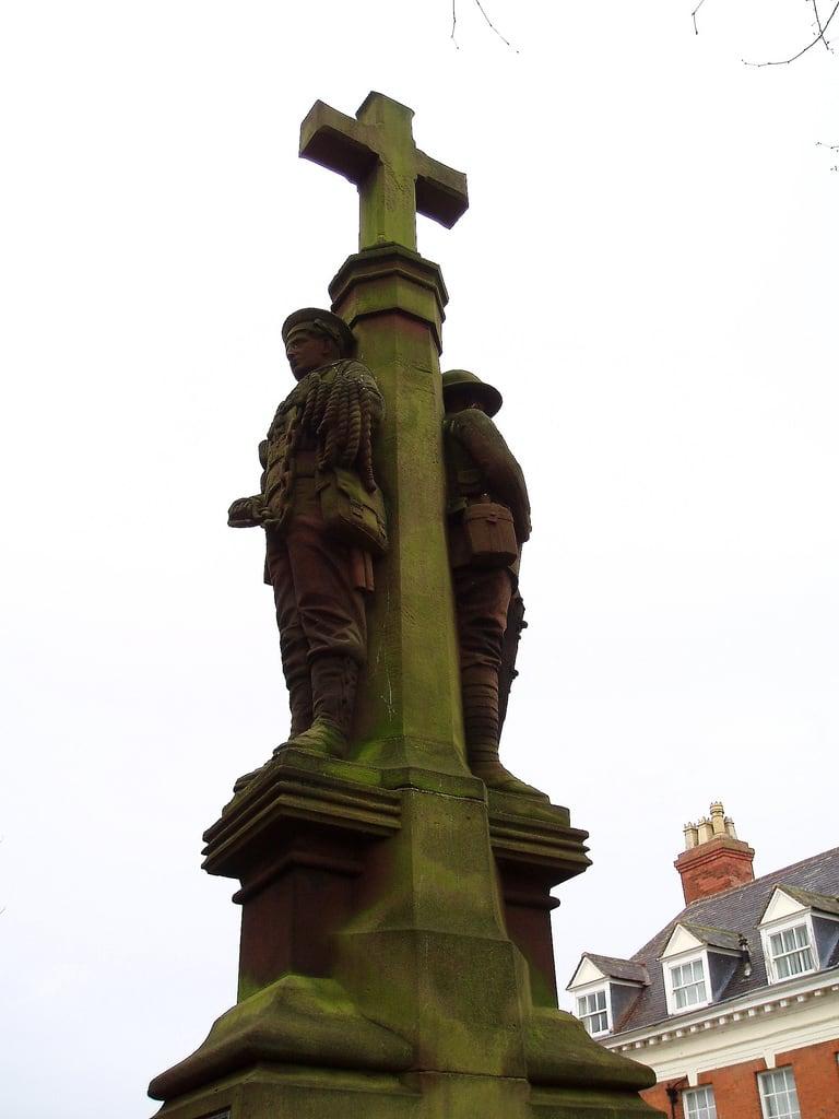 Afbeelding van War Memorial. soldier cross wwi warmemorial highstreet warwickshire coleshill churchhill pillory