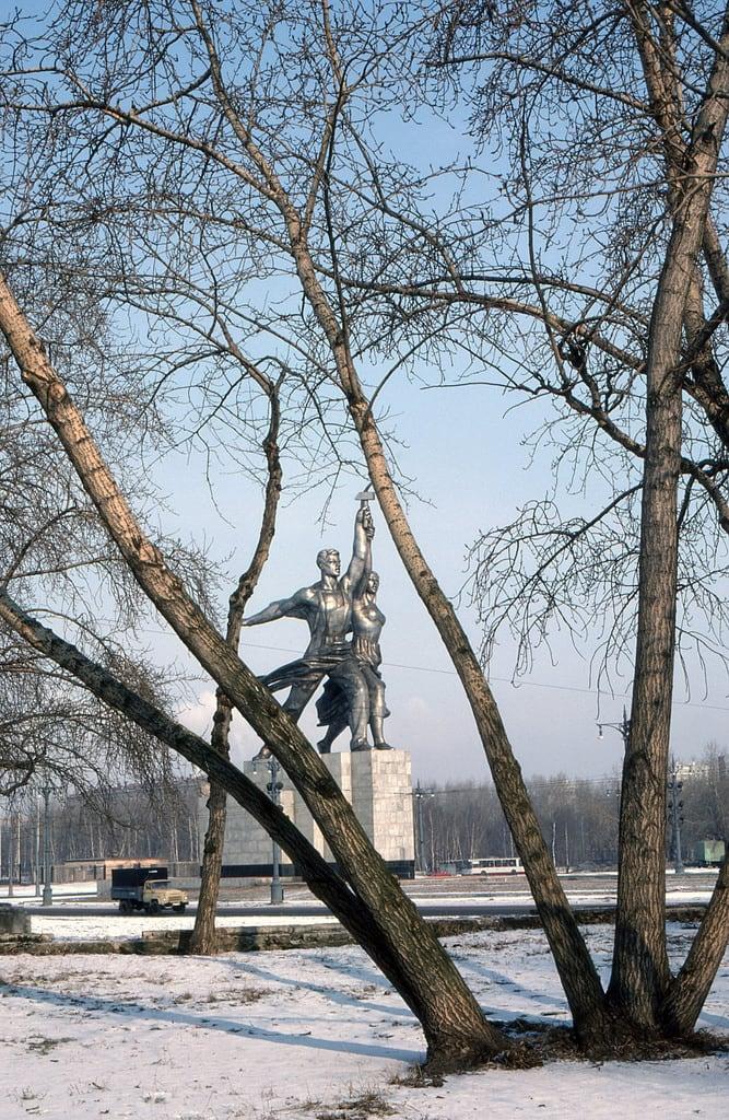 صورة العامل والمزارعة النموذجية. kodachrome transparency russia 1984 moscow cccp ussr moskva march sovietunion mockba winter monument