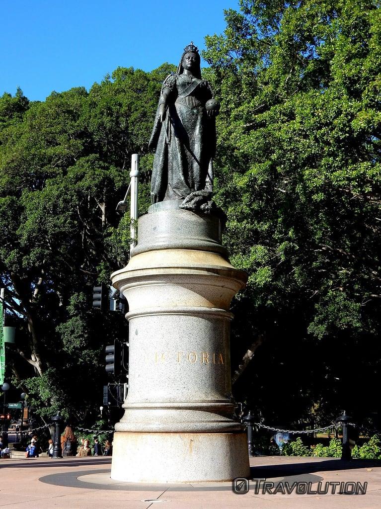 Bild von Queen Victoria Monument. queen victoria statue hyde park sydney australia