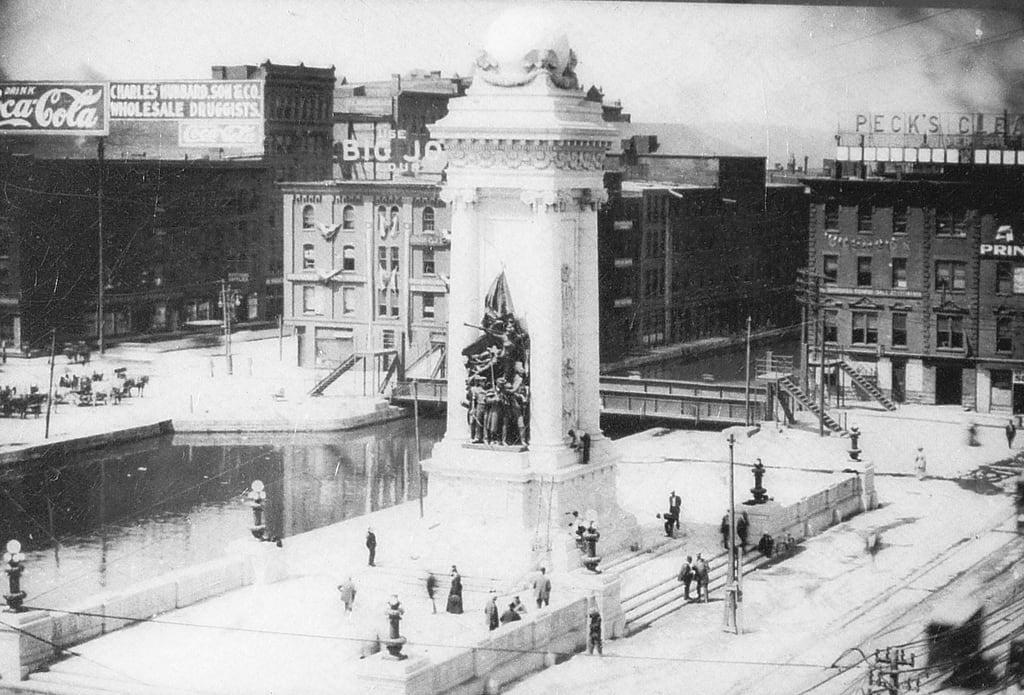 Soldiers' and Sailors' Monument görüntü. ny downtown thenandnow vintagephoto historicphoto syracusenewyork