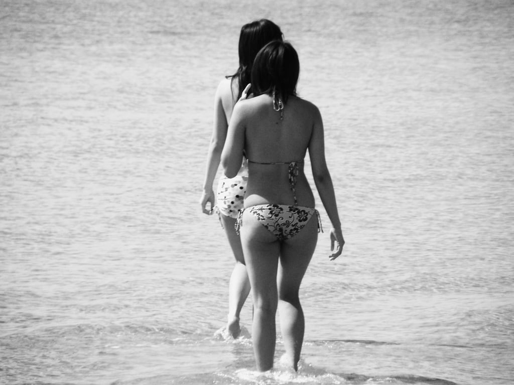 Immagine di Spiaggia sabbiosa. sea hot sexy ass beach blackwhite skin babe bikini hottie gus