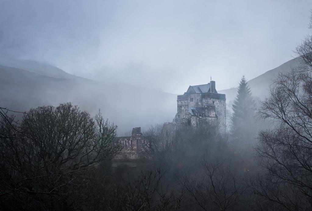 Billede af Castle Campbell. castle campbell dollar scotland mist trees hills
